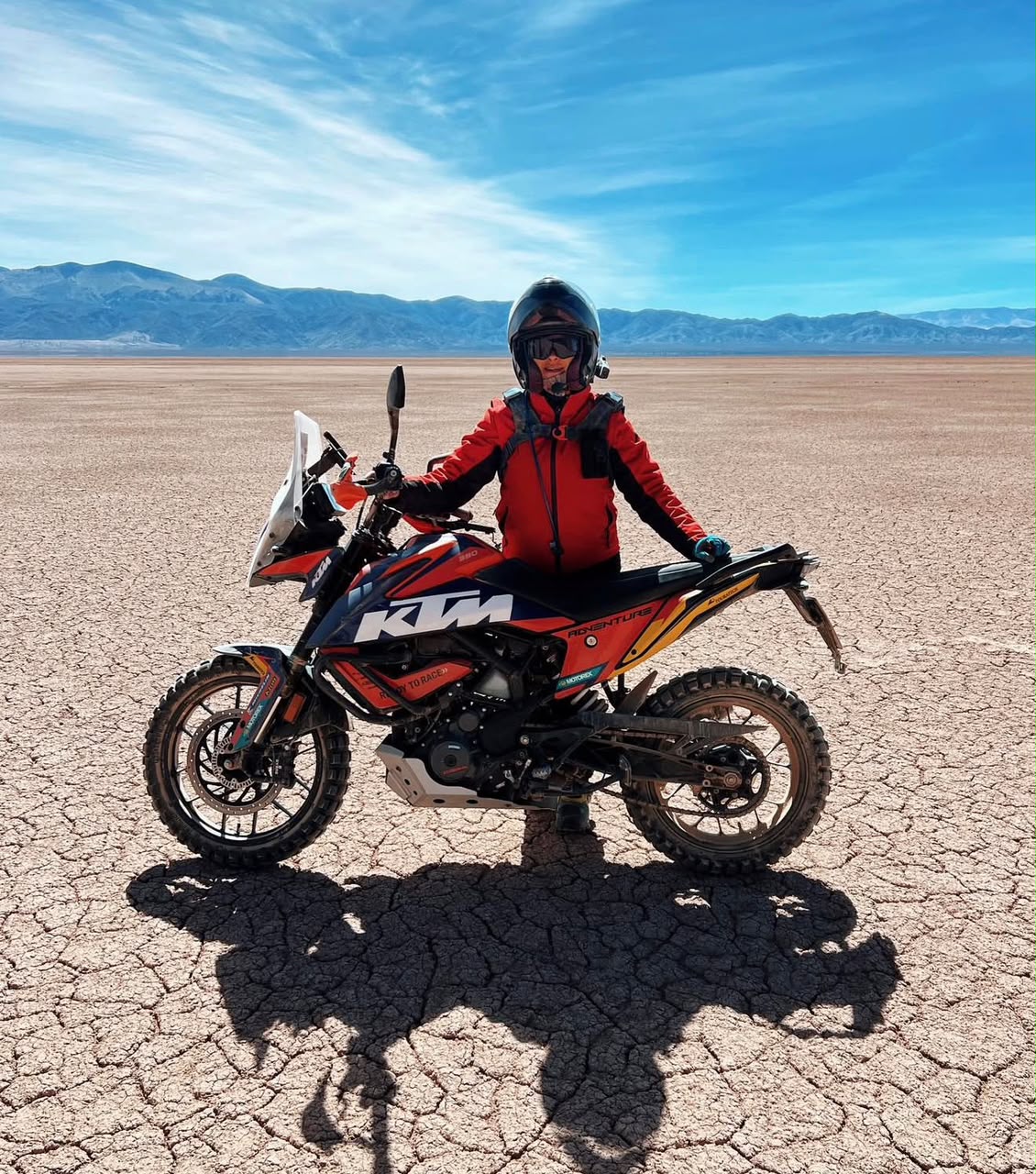 Mujer en moto KTM Adventure en el desierto
